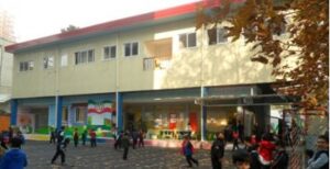نمای بیرونی و حیاط مدرسه
