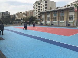 زمین ورزشی و نمای ساختمان