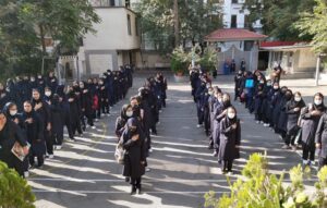 صف صبحگاهی در حیاط