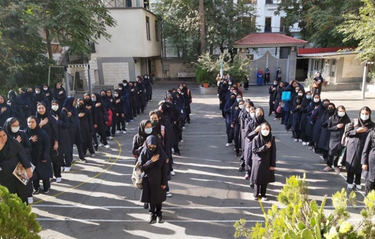 صف صبحگاهی در حیاط