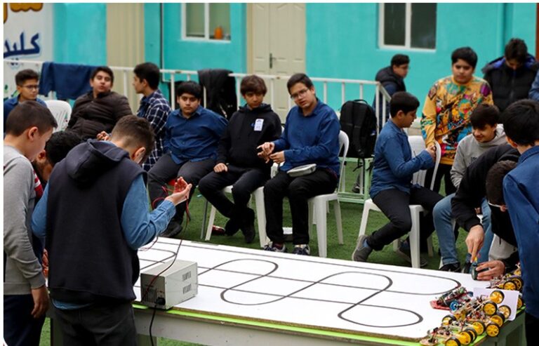 کارگاه رباتیک در حیاط
