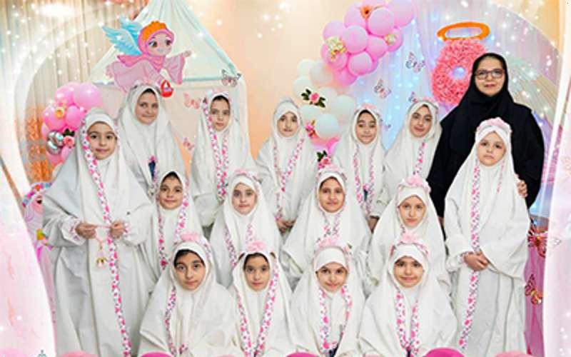 دختران دبستان خجستگان زهرا (س) در جشن مذهبی با لباس سفید
