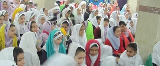 جمع‌آوری دسته‌جمعی دانش‌آموزان دختر با لباس سفید در حین شرکت در رویداد یا مراسم مدرسه‌ای