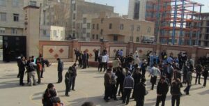 حیاط مدرسه