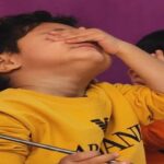 دانش‌آموزان در حال انجام یک بازی یا فعالیت گروهی که دست‌های خود را بر روی هم قرار داده‌اند