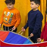 دو دانش‌آموز در حال کار روی یک پروژه ساختمانی در کلاس درس