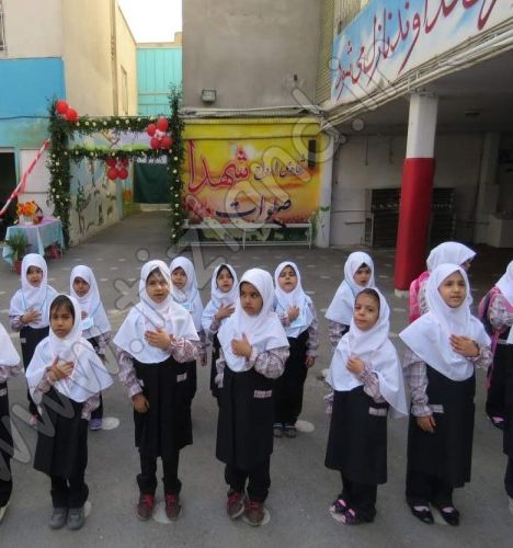 دانش‌آموزان دختر مدرسه اسلامی علوی در حیاط، شرکت در جمع‌آوری و مراسم مدرسه با تزیینات گلی