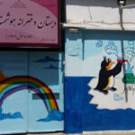 نقاشی دیواری رنگین شامل رنگین‌کمان، آسمان آبی و شخصیت‌های کارتونی به‌همراه متن Science بر روی دیوار خارجی مدرسه