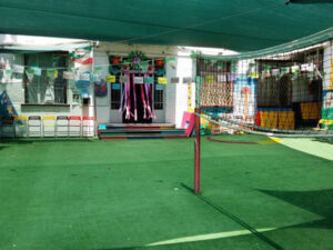 حیاط مدرسه