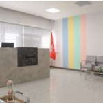 دفتر پذیرش و میز سرویس مدرسه با دیوارهای رنگی و صندلی‌های انتظار
