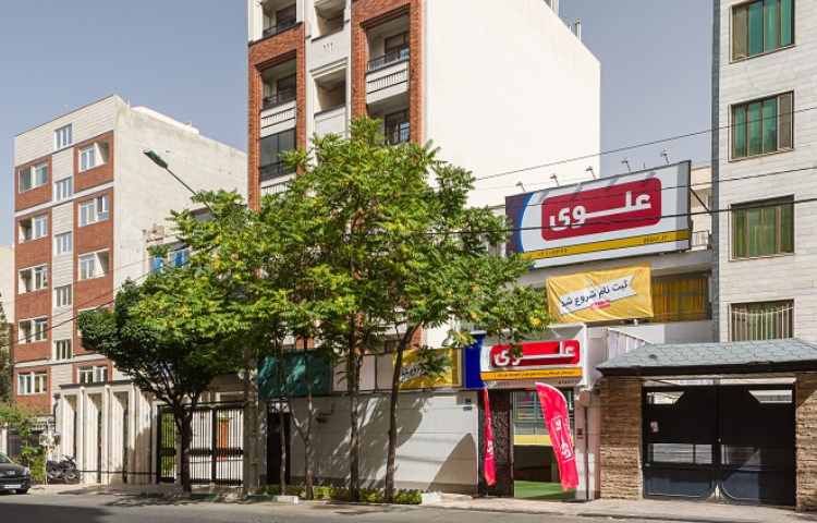 نمای بیرونی ساختمان متوسطه‌ی اول پسرانه علوی، شعبه نیروی هوایی، منطقه ۱۳ تهران