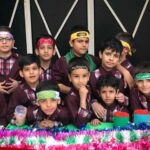 گروهی از دانش‌آموزان در حال کار روی یک پروژه هنری و ساختاری با عناصر رنگی