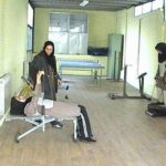 نمای داخلی سالن ورزشی با اجهزه تمرین شامل دراجه ثابت و ماشین تمرین دیگر، تجهیزات فیزیولوژی و بدنسازی مدرسه