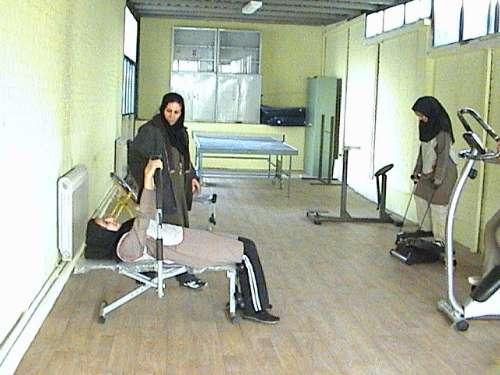 نمای داخلی سالن ورزشی با اجهزه تمرین شامل دراجه ثابت و ماشین تمرین دیگر، تجهیزات فیزیولوژی و بدنسازی مدرسه