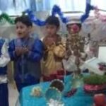 گروهی از دانش‌آموزان در حال شرکت در مراسمی با تزئینات گل‌های رنگی و بنرهای آویزان