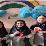 دانش‌آموزان در حال نمایش نتایج فعالیت یادگیری و پروژه‌ی خود در محیط دکوری‌شده‌ای از مدرسه، با دیزاین‌های رنگارنگ دیواری و دیزاین موقت