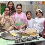 دانش‌آموزان در حال انجام یک پروژه غذایی و آموزش آشپزی با مواد غذایی متنوع