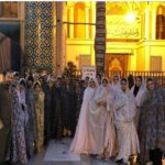 گروهی از دانش‌آموزان مدرسه‌ای در حال شرکت در نماز جماعت در نمازخانه مدرسه