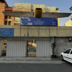 نمای بیرونی هنرستان آسمان با ماکت هواپیما روی سردر ساختمان