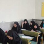 دانش‌آموزان دختر در کلاس درس در حال کار گروهی و تعامل روی یک پروژه یا فعالیت عملی