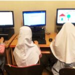 دانش‌آموزان در حال کار بر روی رایانه‌های شخصی در سایت کامپیوتر