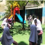 دانش‌آموزان دختر در حیاط مدرسه درحال انجام ورزش رزمشی و مبارزه‌ی کنترل‌شده