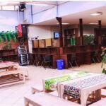 میزهای رنگی با مواد و اجزای ساخت‌وساز برای فعالیت‌های STEM و رباتیک دانش‌آموزان در داخل کلاس درس