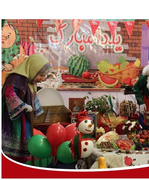 یک معلم در حال معرفی میوهها و سبزیجات طبیعی و تزیینشدهای در یک رویداد آموزشی مدرسهای، میان تزئینات رنگین، بادکنکها و گلهای مختلف