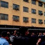 تجمع دانش‌آموزان در حیاط مدرسه برای برگزاری مراسم یا رویداد