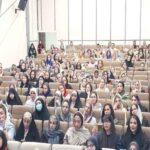 گردهمایی و حضور جمعی دانش‌آموزان در سالن اجتماعات مدرسه برای شرکت در یک مراسم