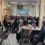 گردهمایی دانش‌آموزان و کادر مدرسه‌ای در سالن غذاخوری برای جشن و دعوت رسمی