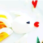 اشکال هندسی رنگی (دایره‌های زرد و نارنجی، قلب‌های قرمز و آبی) روی سطح سفید؛ فعالیت آموزشی تجریبی علمی یا هنری دانش‌آموزان