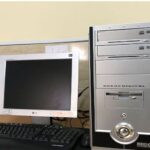 ایستگاه کار دسک‌تاپ با مانیتور LG و کیسه رایانه در سایت کامپیوتر مدرسه