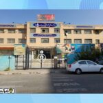 سردر و نمای جلوی ساختمان مدرسه بهان تکنیک با تابلوی نام‌نشان و درب ورودی فلزی