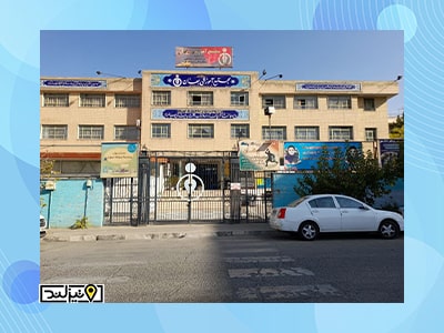 سردر و نمای جلوی ساختمان مدرسه بهان تکنیک با تابلوی نام‌نشان و درب ورودی فلزی