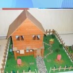 مدل مصغری از یک خانه و باغ درست‌شده به عنوان پروژه آموزشی، با نمای سه‌بعدی از بالا
