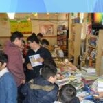 دانش‌آموزانی در حال انجام فعالیت تکنیکی عملی با مواد و ابزارها در فضای درسی
