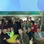 گروهی از دانش‌آموزان در حال انجام یک پروژه آموزشی عملی در داخل کلاس درس