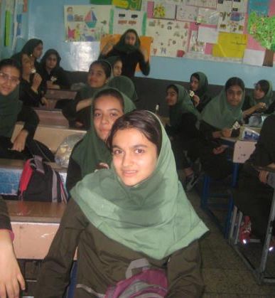 گروهی از دانش‌آموزان دختر با چادر در داخل کلاس درس در حال پوز دادن برای عکس جمعی