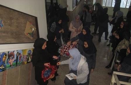دانش‌آموزان دختر در حال شرکت در یک فعالیت یا نمایش دسته‌جمعی در داخل ساختمان