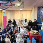 تجمع دانش‌آموزان در سالن کلاس به هنگام مراسمی با حضور سخنگو و تزئینات رنگی