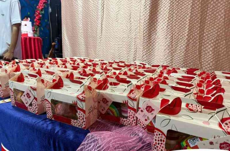 توزیع هدایا