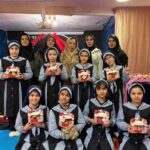 دسته‌ای از دانش‌آموزان در حال نمایش محصولات دستی و خلاقانه‌ی خود در یک فعالیت گروهی درون‌مدرسه‌ای