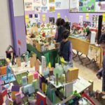 دانش‌آموزان در حال مشاهده‌ی نمایشگاه مدل‌های معماری و ساختمان‌های ساخت‌دست در رویداد مدرسه