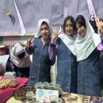 دانش‌آموزان دختر در حال شرکت در یک رویداد داخل‌مدرسه با نمایش غذاهای سنتی و محصولات هندی‌ساز