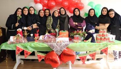 دانش‌آموزان در حال نمایش محصولات غذایی و میوه‌های تازه در یک رویداد یا جشن مدرسه‌ای