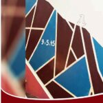 دانش‌آموزان در حال ساخت مدل هندسی سه‌بعدی با مقوا و کاغذ رنگی، با اشکال هندسی مختلف رنگ‌شدۀ آبی، قرمز و قهوه‌ای.