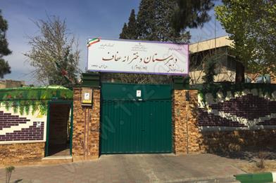 درب ورودی و سردر مدرسه با نمای ساختمان آجری و دروازه سبز