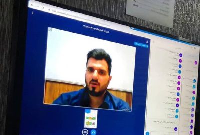 جلسه ویدیویی یا کلاس آنلاین با نمایش تصویر شخصی بر روی صفحه نمایش آبی در محیط درسی