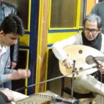 دانش‌آموزان در حال کار روی یک پروژه ساخت‌وساز STEM در کلاس درس